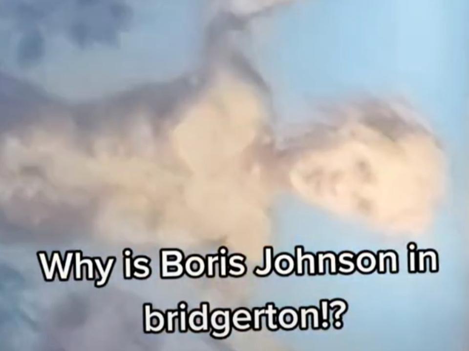 Boris Johnson “detectado” en el fondo de ‘Bridgerton’ (TikTok)