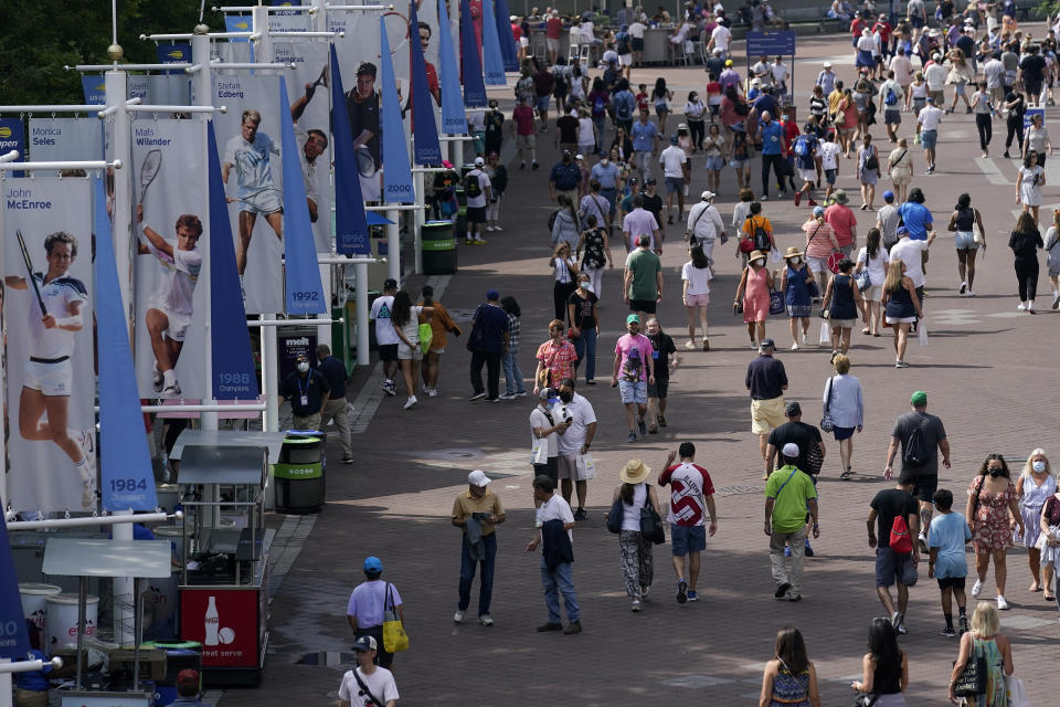 Aficionados se desplazan en el Centro Nacional de Tenis Billie Jean King durante la primera ronda del Abierto de Estados Unidos, el lunes 30 de agosto de 2021, en Nueva York. (AP Foto/Seth Wenig)