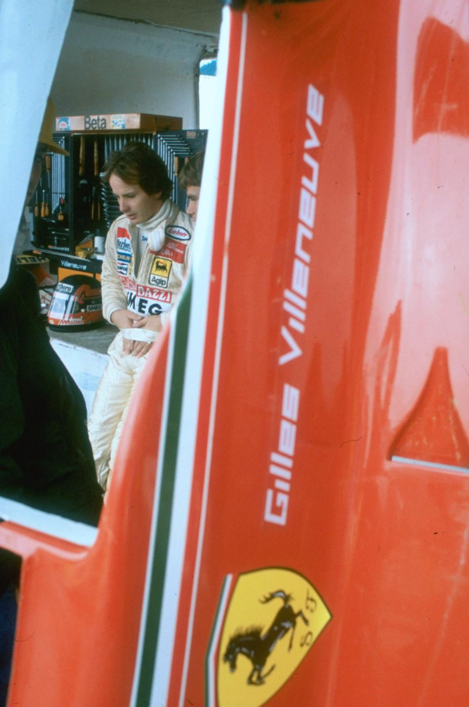 1980: Gilles Villeneuve, dans les garages de l'écurie Ferrari, avant un Grand Prix. (Getty Images)