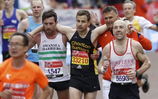 London Marathon runner gives up his own race to help exhausted athlete in ultimate act of sportsmanship 