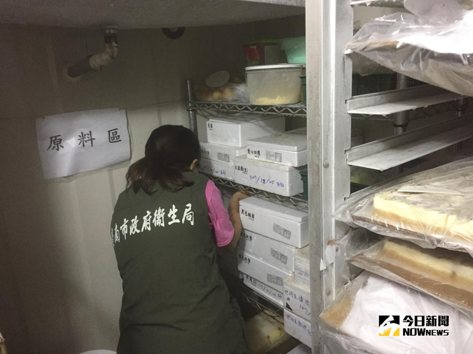 ▲稽查中秋應景食品製造工廠。(圖/台南市政府衛生局提供)