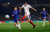 <p>Edin Dzeko pourrait rapidement devenir un joueur de Chelsea. L’AS Rome a relancé le club londonien pour son attaquant et le défenseur Emerson. Selon <i>Sky Sport Italia</i>, il ne manque plus que la réponse des Blues. L’agent du Bosnien est attendu en Angleterre dans la journée. </p>