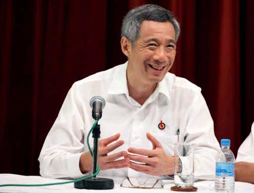 Singapore's Prime Minister Lee Hsien Loong smiles as he speaks during a press conference early on May 8, 2011.(AFP/SIMIN WANG)