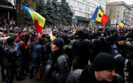 Policemen stand guard during a rally against Moldova's President-elect Igor Dodon representing the Socialist Party in Chisinau, Moldova November 14, 2016. REUTERS/Gleb Garanich