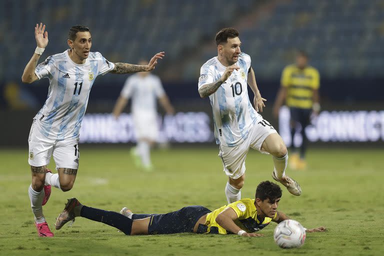 Hincapié no puede levantarse, Di María y Messi le robaron la pelota y avanzan hacia el segundo gol argentino.