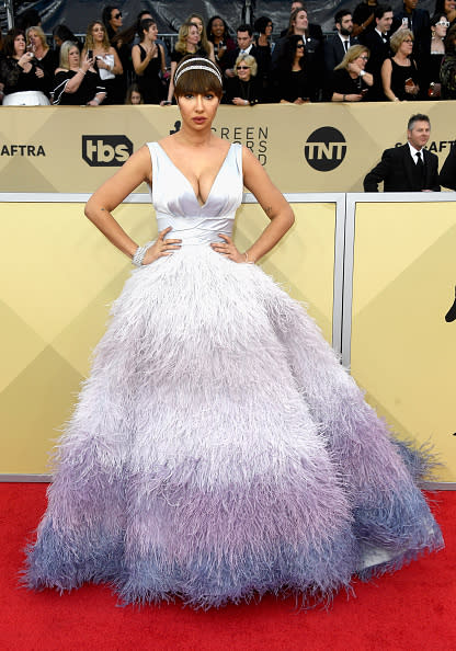 <p>La actriz de <em>“Orange is the New Black”</em> lució un imponente vestido de Rami Kadi, cuya voluminosa falda estaba cubierta de plumas de avestruz. Y hay más: la falda tenía un efecto ombré, los colores iban desde el plata hasta el violeta. ¡Increíble! Foto: Frazer Harrison/Getty Images </p>