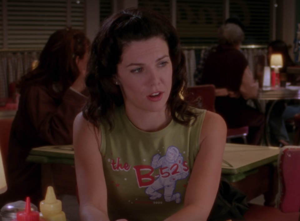 New wave nostalgia was all the rage in the early aughts, as Lorelai proves with her sleeveless graphic muscle tee in a uniquely 2000 shade of pea-green.