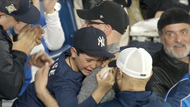 Blue Jays fan gives home-run ball to young Yankees fan 