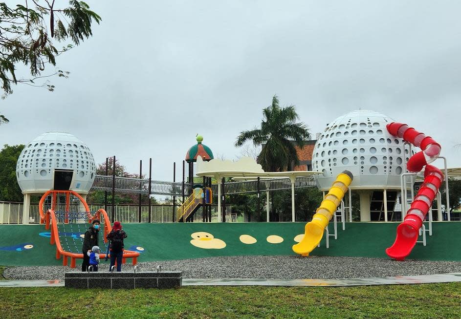 新園鄉共融遊戲場，設有高度近九米及七米的大小香瓜，成為當地的新地標。（記者鄭伯勝攝）