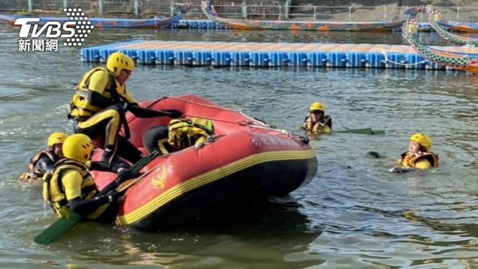 消防員加強水上救生訓練。（圖／TVBS）