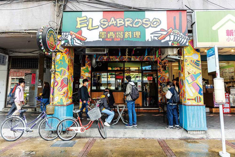 「EL SABROSO墨西哥料理」的招牌和Logo，都用墨西哥紅白綠的繽紛色調，布置得很有異國風情。