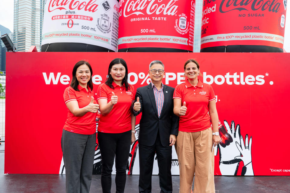香港太古可口可樂董事及總經理楊小慧（左二）表示，今年集團特別注重在包裝上達到可持續發展概念。