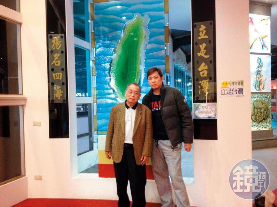 回家工作，林裕閔（右）是業務員兼父親林錦鴻（左）的司機，但他年輕氣盛，父子倆還曾大打出手。