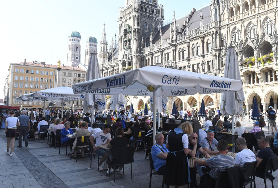 Gäste eines Cafés vor dem Münchner Rathaus am Marienplatz (Bild: Felix Hörhager/dpa)