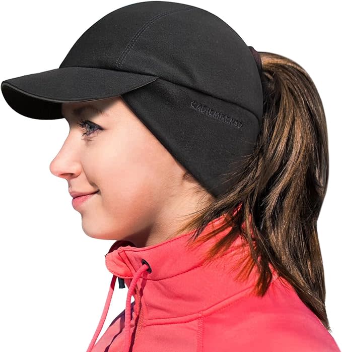 model wearing black thermal hat with ponytail opening