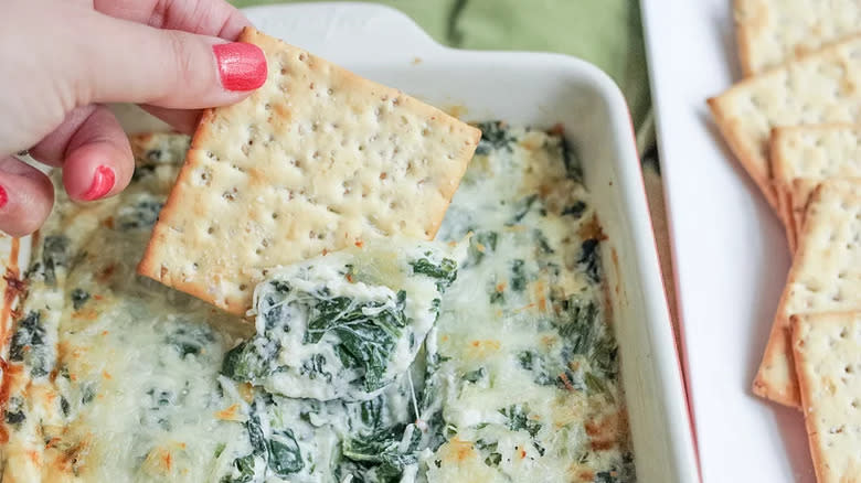 Creamy spinach dip with crackers