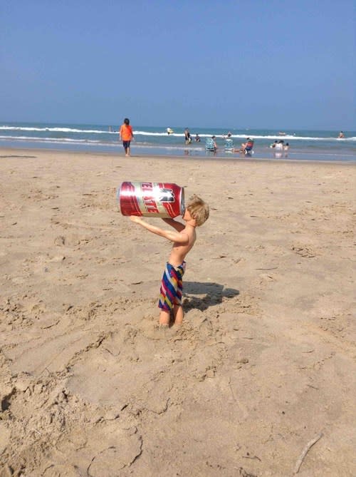 <p>Kleiner Mann mit Riesendurst: Einmal ganz genau hinschauen, bitte! Nette Idee, so mancher wird eben kreativ, wenn er faul am Strand liegt. (Bild: icanhascheezburger.org)</p>