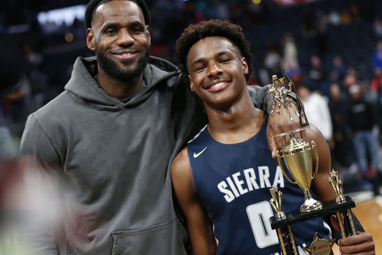 LeBron James junto a su hijo Bronny, quien este lunes sufrió un paro cardíaco durante un entrenamiento