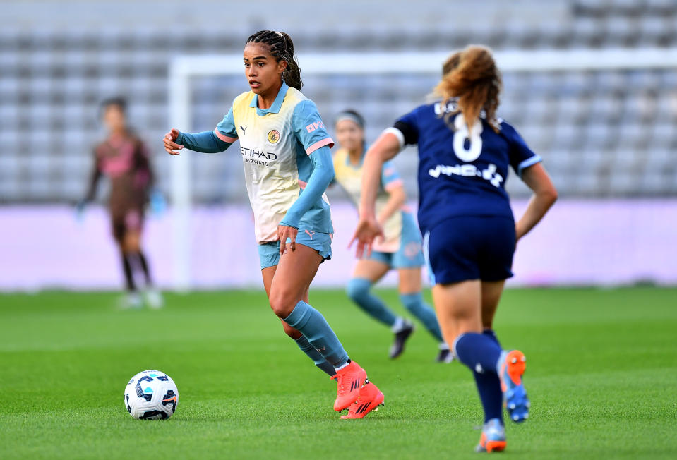 PARIS, FRANCE - SEPTEMBER 18: Mary Fowler of Manchester City runs with the ball under pressure from Daphne Corboz of Paris FC during the UEFA Women's Champions League 2024/25 Second Round First Leg match between Paris FC and Manchester City at Stade Sebastien-Charlety on September 18, 2024 in Paris, France. (Photo by Franco Arland/Getty Images)