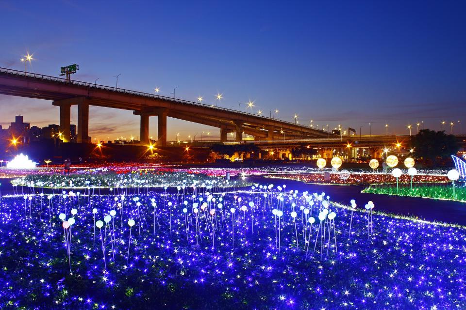 ▲板橋江翠蝴蝶地景公園夜間由50萬顆LED燈泡打造光影彩蝶。（圖／新北市高管處提供）