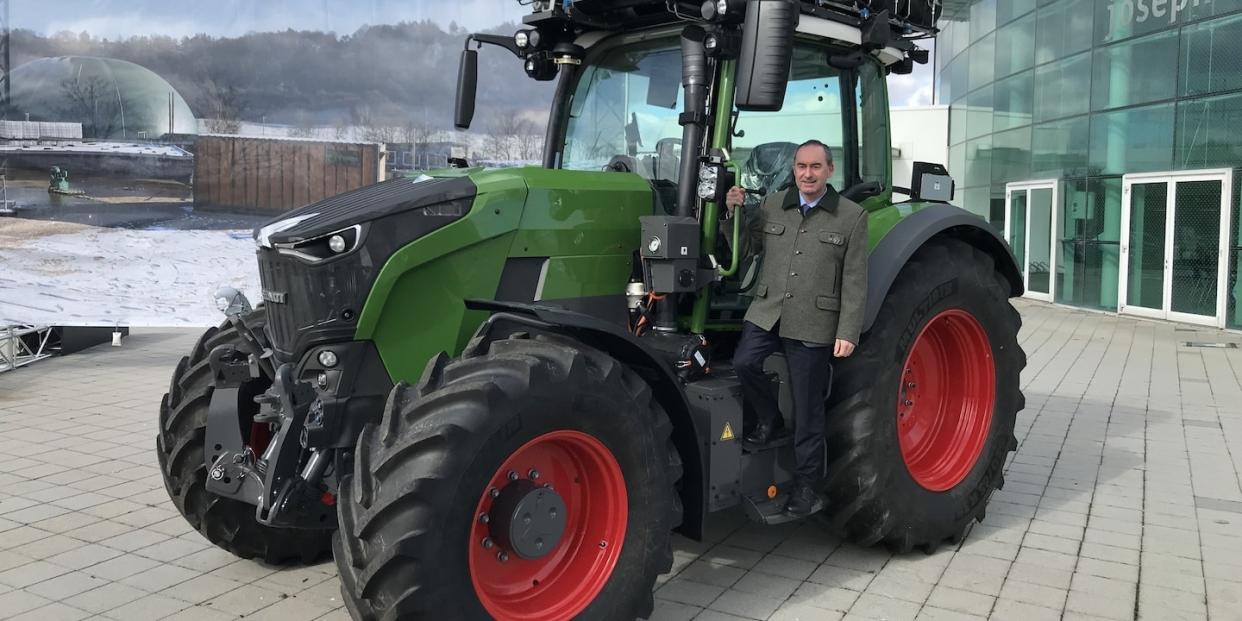 Bayerns Wirtschaftsminister Hubert Aiwanger (Freie Wähler) im März 2023 mit dem Prototypen eines Wasserstoff-Traktors der Firma Fendt<span class="copyright">Fendt</span>