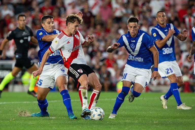 River Plate vapuleó 5 a 0 a Vélez en la tercera fecha de la Copa de la Liga Profesional y se trepó a la cima de la zona A