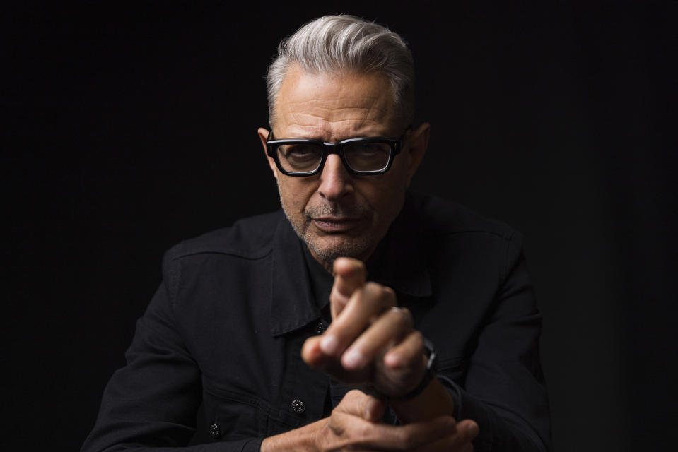 Jeff Goldblum posa para promover la película "Jurassic World Dominion" en los Estudios Universal en Los Angeles el 10 de mayo de 2022. (Foto Willy Sanjuan/Invision/AP)