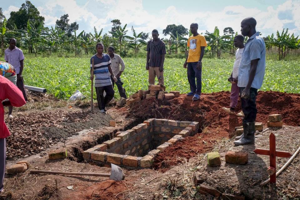 Relatives of a woman who died from Ebola prepare her grave in Kijavuzo village, Mubende district, Uganda (Copyright 2022 The Associated Press. All rights reserved.)