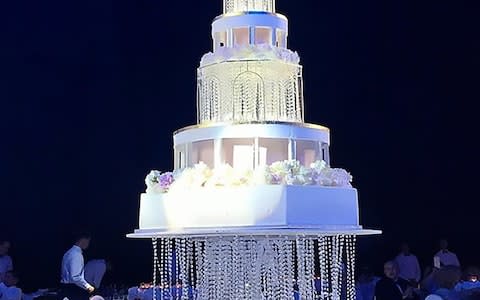 The "floating" wedding cake at the Russian oligarch's wedding - Credit: CEN /Instagram 