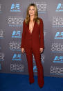 <p>Pero nuestra protagonista también nos ha demostrado que no necesita ponerse un vestido para brillar en una entrega de premios. Siempre recordaremos su Gucci de los Critics’ Choice Awards. (Foto: Gtres). </p>