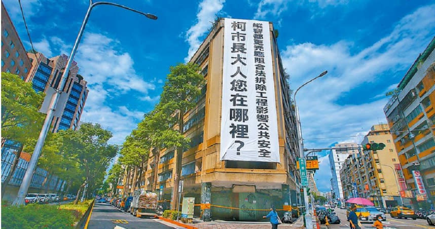 中泰花園廣場社區荒廢44年等不到改建，日前都更實施者麗晶企業獲北市府核准拆除，卻在開拆前1天遭市府突襲喊卡，質疑有人介入施壓。（圖／報系資料照）