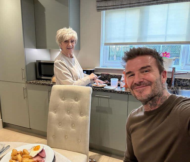 David Beckham disfrutó de un divertido almuerzo en familia en casa de su madre (Foto: Instagram @davidbeckham)