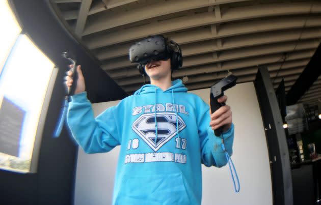 Teen tries out virtual reality