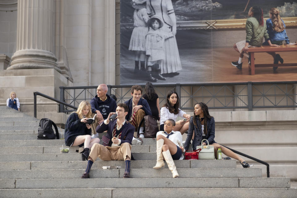 Audrey (Emily Alyn Lind), Aki (Evan Mock), Max (Thomas Doherty), Obie (Eli Brown), Luna (Zión Moreno), Julien (Jordan Alexander), and Monet (Savannah Lee Smith) hang out in Gossip Girl. (HBO Max)