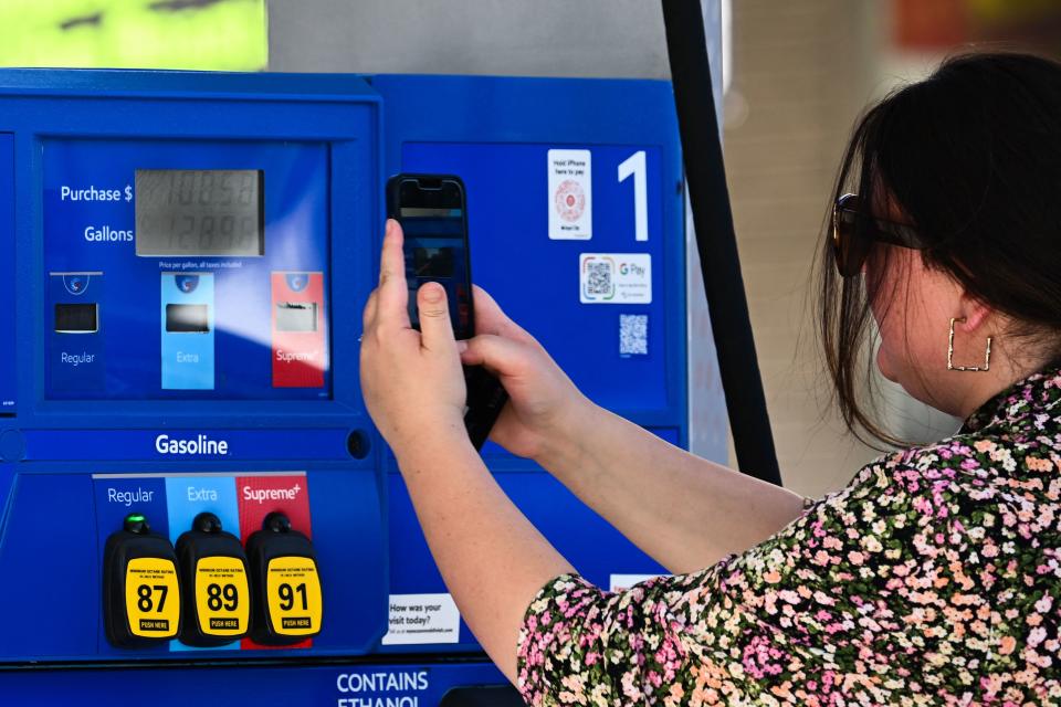 Los precios de la gasolina están retrocediendo lentamente desde los máximos de 2023 del mes pasado. Foto: PATRICK T. FALLON/AFP via Getty Images. 