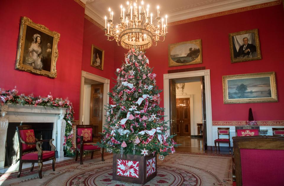 <p>Christmas decorations are seen in the Red Room during a preview of holiday decorations at the White House in Washington, D.C. on Nov. 27, 2017. (Photo: Saul Loeb/AFP/Getty Images) </p>