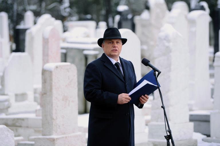 Viktor Orban da un discurso en un cementerio judío en Budapest. (AP)