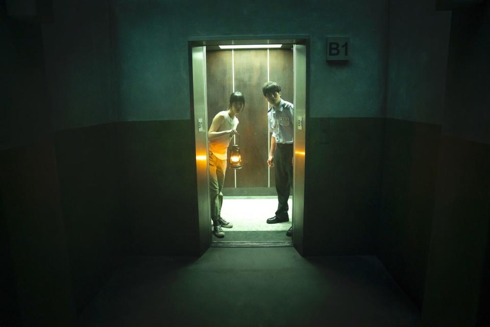 電梯在《女鬼橋2：怨鬼樓》是重要場景，圖為王渝萱和林哲熹。（樂到家國際提供）