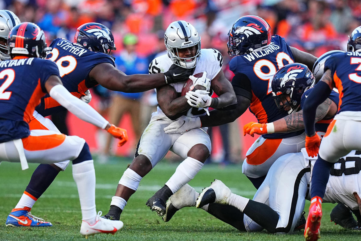 Jacobs, defense lead Raiders to 1st win, 32-23 over Broncos - The San Diego  Union-Tribune