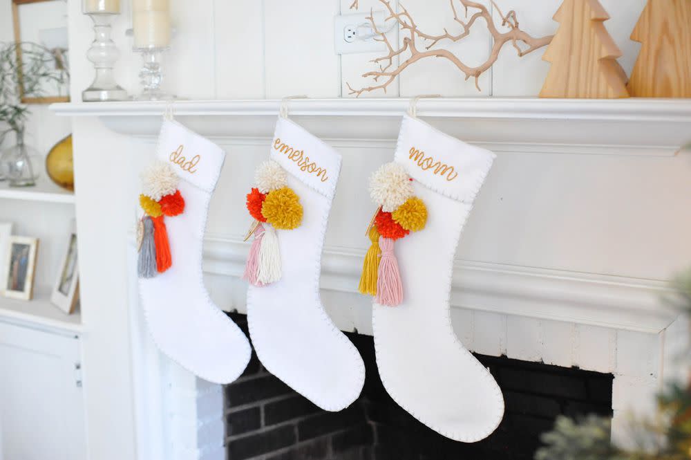<p><a href="http://www.newblooming.com/2015/11/diy-felt-stockings-with-tassels-poms.html">A New Bloom</a></p>
