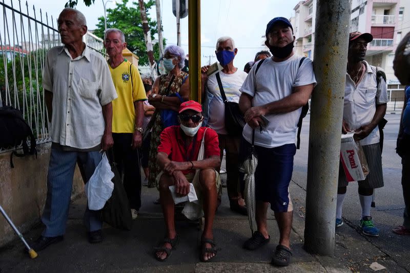 Cubans prepare for Tropical Storm Ian in Havana