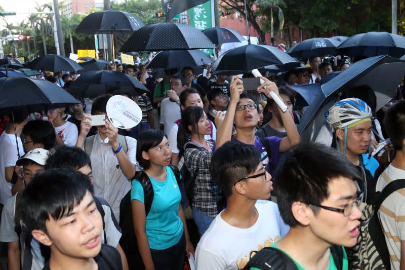 上百位高中生集結國教署抗議黑箱課綱，隨即轉往教育部表達訴求。