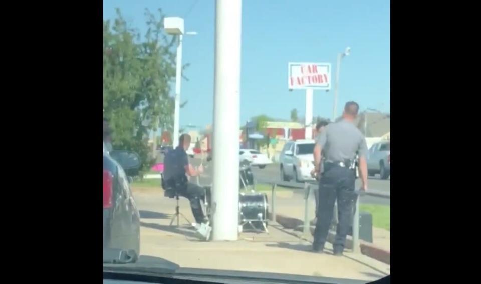 Der Polizist sorgte mit seinem Schlagzeugspiel für überraschte Reaktionen. (Screenshot Facebook/Oklahoma City Police Department)