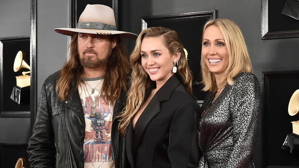 Billy Ray Cyrus, Miley Cyrus y Tish Cyrus posando juntos