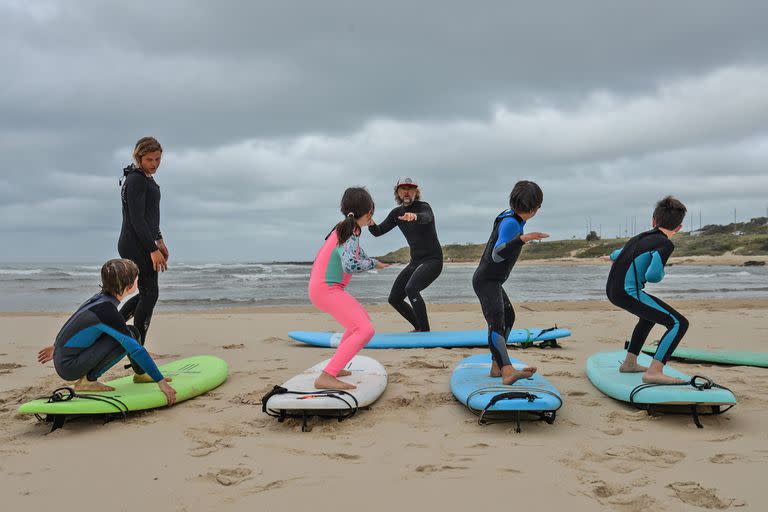Las clases de surf son una de las actividades extracurriculares de The Garzon School (TGS), el nuevo proyecto educativo que se inauguró a principios de este año en La Barra