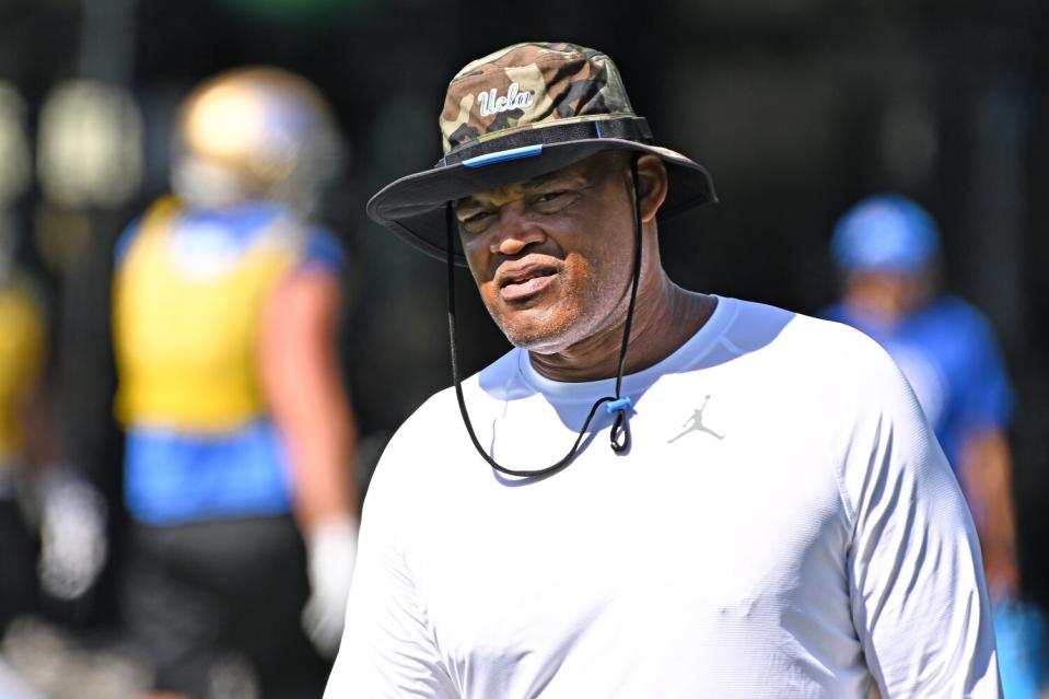 Ken Norton Jr., UCLA's new inside linebackers coach, instructs players at practice Aug. 18, 2022.