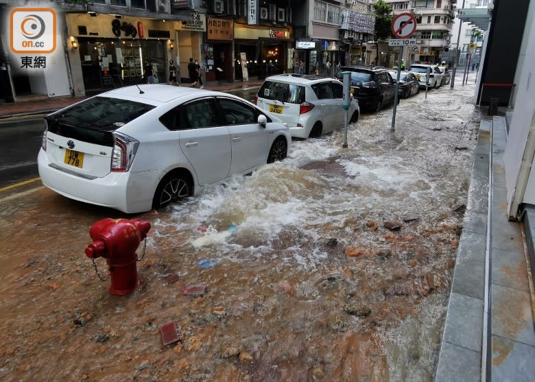 金巴利道爆水管，大量沙石湧出路面。(馬竟峯攝)

