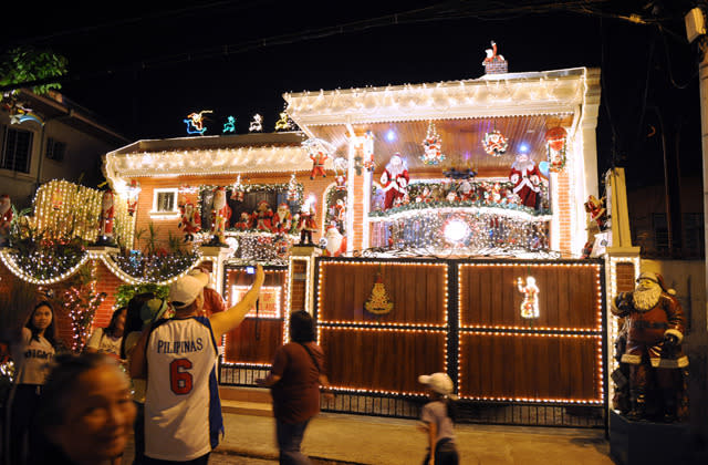 Hat ein bisschen etwas von einem Schießbudenstand auf dem Rummel, ist aber ein mit X-Mas-Deko geschmücktes Anwesen auf den Philippinen – zu bestaunen in der Metropole Mandaluyong City in der Nähe von Manila. (Bild: AFP)