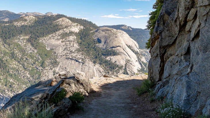 <span class="article__caption">Four Mile Trail</span> (Photo: Tony McDaniel/Yosemite Mariposa County Tourism Bureau)