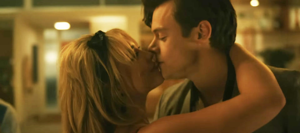 Florence Pugh and Harry Styles kissing in "Don't Worry Darling"